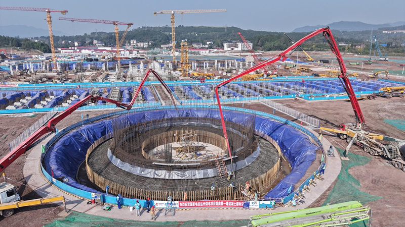 国家电投川东北高效清洁煤电综合利用一体化项目2×1000MW新建燃煤机组项目烟囱基础第一罐混凝土成功浇筑